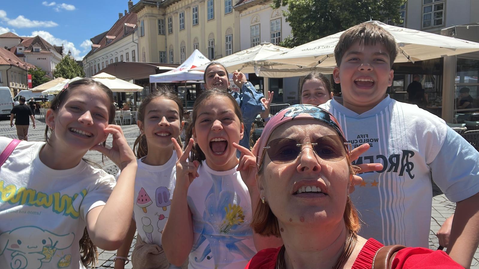 Selfie de grup în centrul vechi